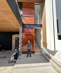 Puerta fabricada en parota